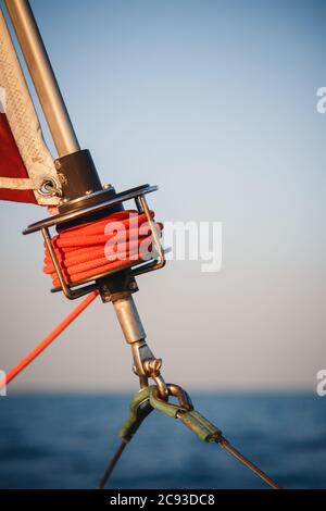 Voilier treuil, voile et corde nautique yacht détail. Yachting, fond marin Banque D'Images