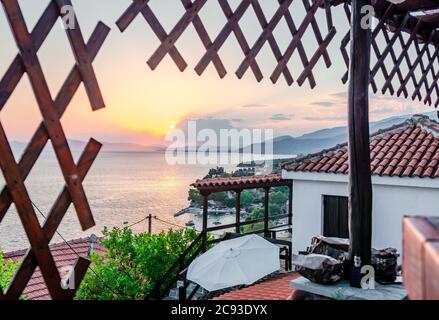 Coucher de soleil à Afissos, village traditionnel sur les pentes du Mont Pélion, Grèce. Banque D'Images