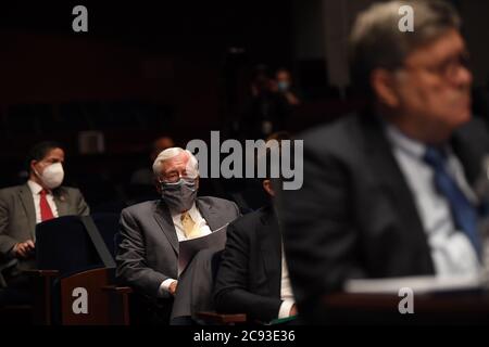 Le leader de la majorité parlementaire des États-Unis Steny Hoyer (démocrate du Maryland) siège dans l'audience tandis que le procureur général des États-Unis William Barr comparaît devant la Commission de la Chambre des représentants sur la magistrature à Capitol Hill à Washington, DC le 28 juillet 2020. Crédit : Matt McClain/Pool via CNP | usage dans le monde entier Banque D'Images