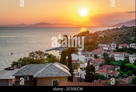 Coucher de soleil à Afissos, village traditionnel sur les pentes du Mont Pélion, Grèce. Banque D'Images