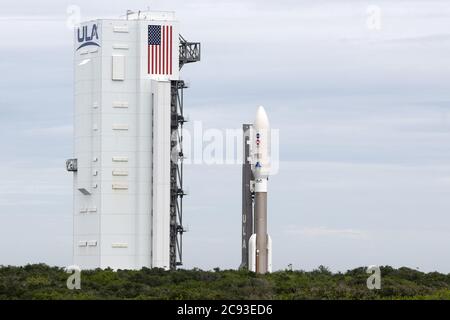 Cape Canaveral, États-Unis. 28 juillet 2020. Une fusée Atlas V de l'Alliance de lancement unie (ULA) part de son bâtiment d'intégration verticale jusqu'au PAD du complexe 41 à la station aérienne de Cape Canaveral, en Floride, le mardi 28 juillet 2020. L'ULA lancera le Rover « persévérance » et l'hélicoptère « Ingenuity » pour la NASA lors d'un voyage de sept mois à destination de Mars. Photo de Joe Marino/UPI crédit: UPI/Alay Live News Banque D'Images