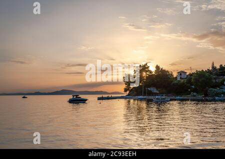 Coucher de soleil pittoresque à Afissos, un village traditionnel sur les pentes du Mont Pélion, Grèce. Banque D'Images