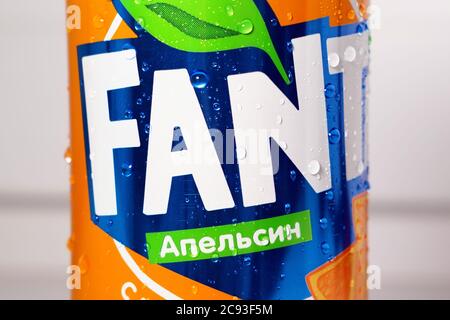 Tyumen, Russie-mai 20, 2020: Fanta boisson macro. Logo avec gouttes d'eau. Banque D'Images