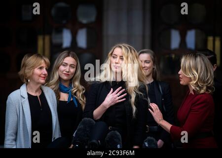 L'actrice Amber a entendu, aux côtés de sa sœur Whitney Henriquez (deuxième à droite) et de l'avocate Jen Robinson (droite), une déclaration devant la haute Cour de Londres le dernier jour des audiences dans l'affaire de diffamation de Johnny Depp contre les éditeurs du Sun et son rédacteur en chef Dan Wootton. Après près de trois semaines, le plus grand procès anglais sur la diffamation du XXIe siècle tire à sa fin, les avocats de M. Depp faisant des observations finales à M. le juge Nicol. Banque D'Images