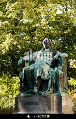 Vienne, Autriche - 28 mai 2017 - Statue du célèbre écrivain allemand Johann Wolfgang von Goethe devant le Burggarten à Vienne, Autriche Banque D'Images