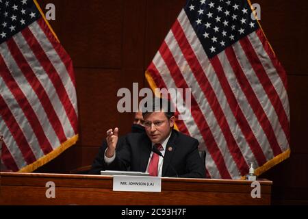 Le représentant des États-Unis Mike Johnson (républicain de Louisiane) interroge le procureur général des États-Unis William Barr, qui comparaît devant la Commission de la Chambre des représentants sur la magistrature à Capitol Hill, Washington, DC, le 28 juillet 2020. Crédit: Matt McClain/Pool via CNP/MediaPunch Banque D'Images