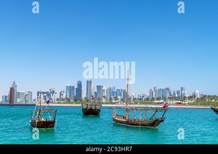 Les huws traditionnels et la ligne d'horizon du quartier central des affaires de West Bay depuis MIA Park, Doha, Qatar, Moyen-Orient Banque D'Images