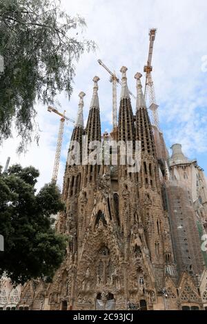 Barcelone, Catalogne - 25 mai 2014 - Cathédrale la Sagrada Familia, conçue par Antoni Gaudi, à Barcelone. Avec grues de construction visibles derrière Banque D'Images