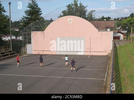 Les gens du coin à Espelette, pays basque français jouant un jeu de pelota amical Banque D'Images