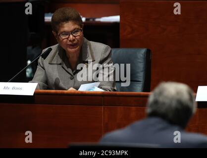 La représentante des États-Unis Karen Bass (démocrate de Californie) interroge le procureur général des États-Unis William Barr lors d'une audience de la Commission judiciaire de la Chambre à Capitol Hill le 28 juillet 2020 à Washington, DC. Lors de son premier témoignage au Congrès depuis plus d'un an, Barr a dû faire face à des questions du comité concernant son déploiement d'agents fédéraux chargés de l'application de la loi à Portland, Oregon et dans d'autres villes en réponse aux manifestations de Black Lives Matter ; Son rôle dans l'utilisation d'agents fédéraux pour nettoyer violemment les manifestants de Lafayette Square près de la Maison Blanche le mois dernier avant une séance photo pour le Président Banque D'Images