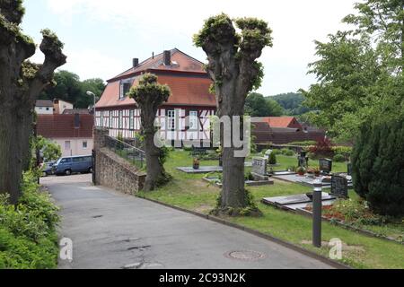 Ober-Ramstadt, Hessen/ Néant - Mai 30 2019: Cemétrie d'Ober-Ramstadt, Allemagne avec maison traditionnelle à colombages Banque D'Images