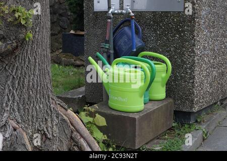 Ober-Ramstadt, Hessen/ Allemagne - Mai 30 2019 : magasins de canettes d'arrosage à la cimétrie à Ober-Ramstadt, Allemagne Banque D'Images