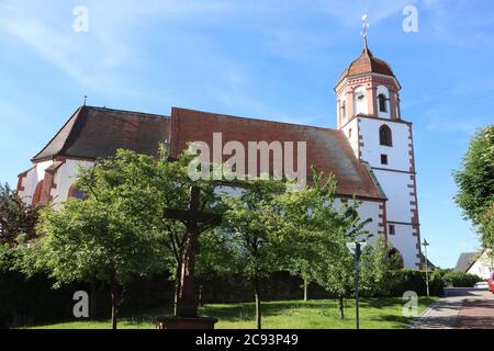 Neuhausen BEI Pforzheim, Bade-Wurtemberg/ Néant - juin 02 2019 : l'église catholique Urban und Vitus' dans la ville de Neuhausen près de Pforzheim, Allemagne Banque D'Images