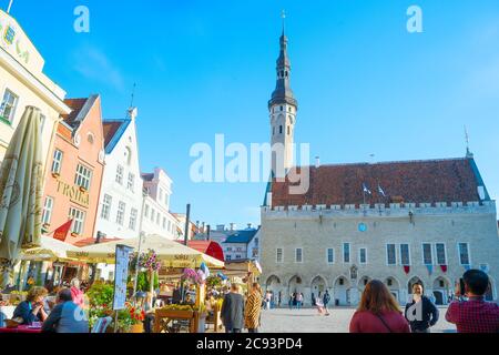 TALLINN, ESTONIE - 14 JUILLET 2019 : les gens prennent une photo de la scène devant la salle Tallin de la vieille ville de Tallin Banque D'Images