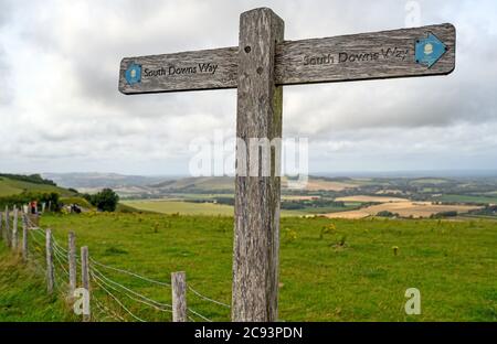 South Downs National Park, Sussex, Royaume-Uni près de Firle Beacon. Un panneau indique l'itinéraire de South Downs Way avec vue sur Weald. Banque D'Images