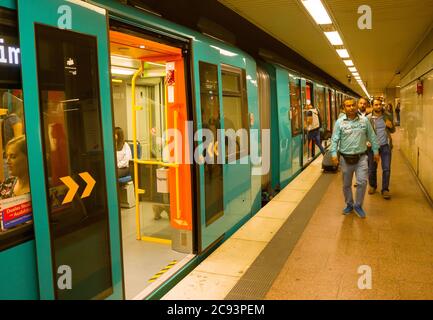 FRANCFORT, ALLEMAGNE - 31 AOÛT 2018 : personnes à la plate-forme de métro, Francfort, Allemagne Banque D'Images