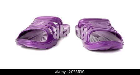 paire de chaussons en caoutchouc violet résistants et bon marché isolés sur fond blanc. Banque D'Images