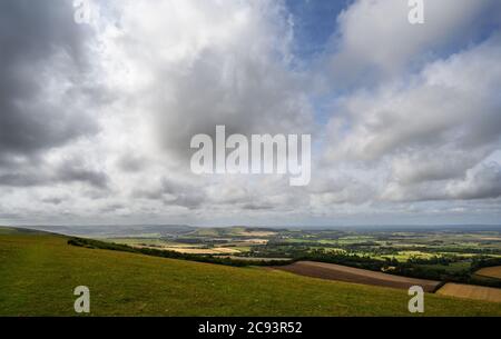 South Downs National Park, Sussex, Royaume-Uni près de Firle Beacon. Vue sur Weald avec soleil et nuages vus de South Downs Way. Banque D'Images