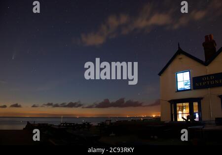 Comet NEOWISE Over The Old Neptune pub, Whitstable, Kent, Royaume-Uni, le 20 juillet 2020. Banque D'Images