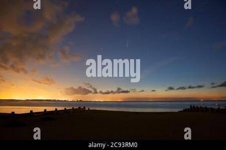 Comet NEOWISE sur l'île de Shepey, Kent, Royaume-Uni, le 20 juillet 2020. Banque D'Images