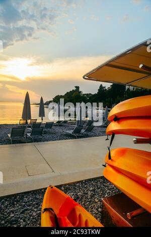 vue sur la plage avec chaises longues et parasols Banque D'Images