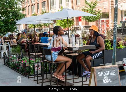 Places en plein air dans un restaurant du quartier de Williamsburg à Brooklyn, New York, le samedi 25 juillet 2020. (© Richard B. Levine) Banque D'Images