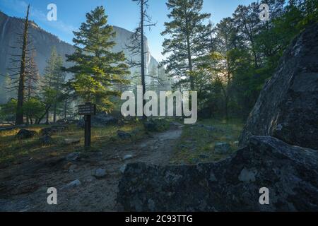 el capitan le matin d'une journée faragueuse dans le parc national de yosemite, californie aux états-unis Banque D'Images