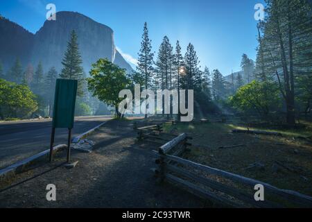 el capitan le matin d'une journée faragueuse dans le parc national de yosemite, californie aux états-unis Banque D'Images