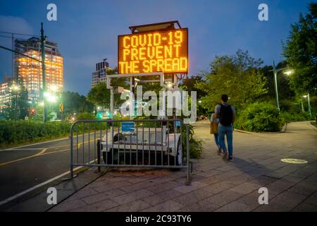 Un panneau dans le parc de la rivière Hudson à New York rappelle aux visiteurs de porter un masque pour empêcher la propagation de Covid-19, vu le vendredi 24 juillet 2020 . (© Richard B. Levine) Banque D'Images