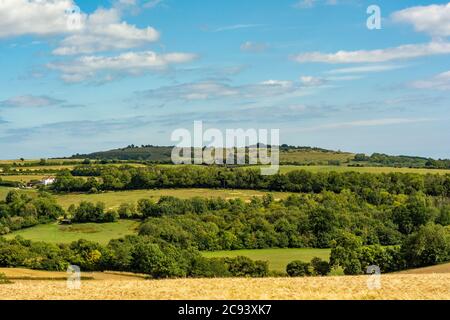 Une vue sur les terres agricoles près de Findon Village jusqu'à la colline de l'âge de fer fort de Cissbury Ring dans le parc national de South Downs, West Sussex, Angleterre, Royaume-Uni. Banque D'Images