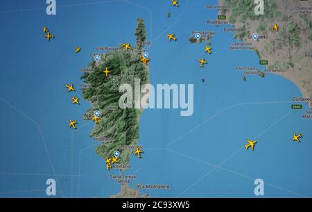 Trafic aérien sur l'île de Corse (28 juillet 2020, UTC 17.57) sur Internet avec le site Flightracar 24, pendant la pandémie du coronavirus Banque D'Images