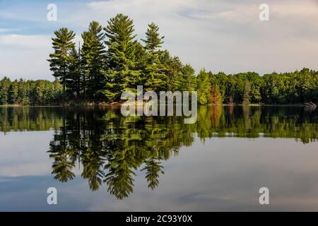 Île du lac Imp, dans la forêt nationale d'Ottawa, dans la péninsule supérieure du Michigan, aux États-Unis Banque D'Images