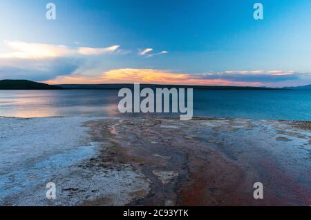 Coucher de soleil sur le lac Yellowstone, bassin West Thumb Geyser, parc national de Yellowstone Banque D'Images