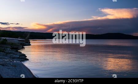 Coucher de soleil sur le lac Yellowstone, bassin West Thumb Geyser, parc national de Yellowstone Banque D'Images