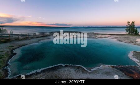 Coucher de soleil sur la piscine thermale et le lac Yellowstone, bassin West Thumb Geyser, parc national de Yellowstone Banque D'Images