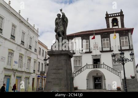 La statue de Saint Michel l'Archange devant l'hôtel de ville de Ponta Delgada aux Açores. Il est le Saint patron de l'île Banque D'Images