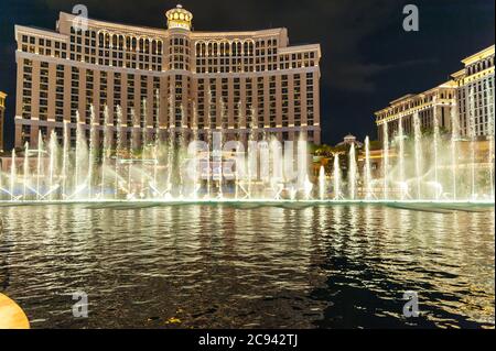 Tir d'eau de la fontaine en face de l'hôtel Bellagio la nuit à Las Vegas, Nevada. Banque D'Images