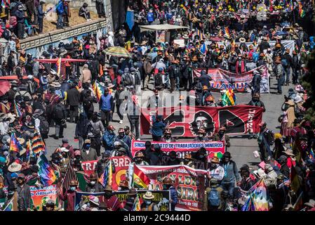 28 juillet 2020, Bolivie, El Alto: Des mouvements syndicaux protestent avec des gardes de bouche au milieu de la pandémie de Corona contre le report renouvelé des élections présidentielles et parlementaires. La Cour suprême électorale avait reporté les élections prévues pour le 3 mai au 6 septembre, puis au 18 octobre en raison de la pandémie. Après la réélection du Président Morales, le 20 octobre 2019, le pays a été gravement agitations. Morales avait démissionné sous la pression de l’armée. Il a été accusé de fraude électorale. En Bolivie, un gouvernement intérimaire dirigé par le président intérimaire conservateur A Banque D'Images