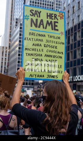 Black Womens/Womxn March Black Lives Matter Protest - dites son affiche de nom, dites leur signe de nom Banque D'Images