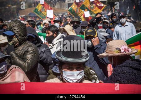 28 juillet 2020, Bolivie, El Alto: Les personnes portant des masques protestent au milieu de la pandémie de Corona contre le report renouvelé des élections présidentielles et parlementaires. La Cour suprême des élections avait reporté les élections prévues pour le 3 mai au 6 septembre, puis au 18 octobre en raison de la pandémie. Après la réélection du Président Morales, le 20 octobre 2019, le pays a été gravement agitations. Morales avait démissionné sous la pression de l’armée. Il a été accusé de fraude électorale. En Bolivie, un gouvernement intérimaire dirigé par le président intérimaire conservateur Anez Banque D'Images