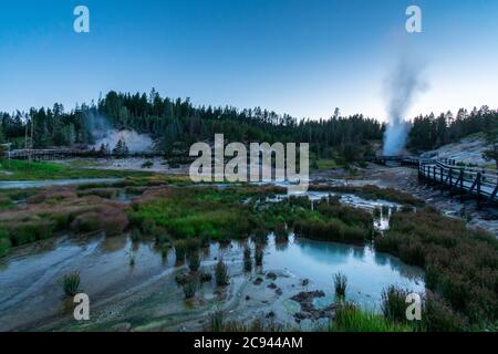 Zone thermale du volcan de boue la nuit, parc national de Yellowstone Banque D'Images