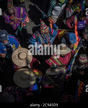 28 juillet 2020, Bolivie, El Alto: Les gens en costumes traditionnels prennent part à une protestation contre le report renouvelé des élections présidentielles et parlementaires au milieu de la pandémie de Corona. La Cour suprême des élections avait reporté les élections prévues pour le 3 mai au 6 septembre, puis au 18 octobre en raison de la pandémie. Après la réélection du Président Morales, le 20 octobre 2019, le pays a été gravement agitations. Morales avait démissionné sous la pression de l’armée. Il a été accusé de fraude électorale. En Bolivie, un gouvernement intérimaire dirigé par l'int conservateur Banque D'Images