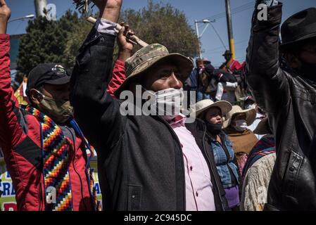 28 juillet 2020, Bolivie, El Alto: Les personnes portant un masque facial crient des slogans politiques lors d'une protestation contre le report renouvelé des élections présidentielles et parlementaires au milieu de la pandémie de Corona. La Cour suprême des élections avait reporté les élections prévues pour le 3 mai au 6 septembre, puis au 18 octobre en raison de la pandémie. Après la réélection du Président Morales, le 20 octobre 2019, le pays était rioteux. Morales avait démissionné sous la pression de l’armée. Il a été accusé de fraude électorale. En Bolivie, un gouvernement intérimaire dirigé par l'inter conservateur Banque D'Images