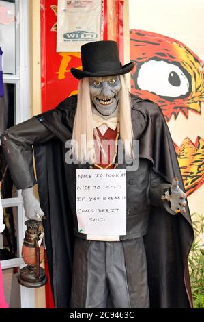 Un mannequin effrayant d'un vieil homme avec une lampe et un panneau ''agréable à regarder, agréable à tenir, si vous le cassez, considérez qu'il est vendu'.St. Boutique de souvenirs Lucia. Banque D'Images