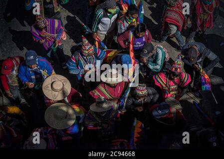 28 juillet 2020, Bolivie, El Alto: Les gens en costumes traditionnels prennent part à une protestation contre le report renouvelé des élections présidentielles et parlementaires au milieu de la pandémie de Corona. La Cour suprême des élections avait reporté les élections prévues pour le 3 mai au 6 septembre, puis au 18 octobre en raison de la pandémie. Après la réélection du Président Morales, le 20 octobre 2019, le pays a été gravement agitations. Morales avait démissionné sous la pression de l’armée. Il a été accusé de fraude électorale. En Bolivie, un gouvernement intérimaire dirigé par l'int conservateur Banque D'Images