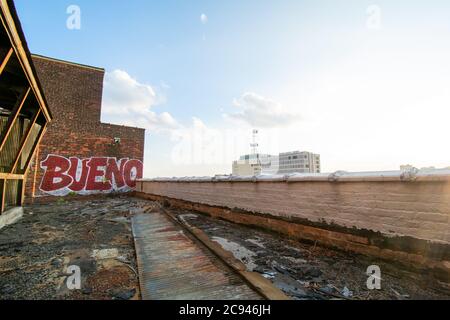 Une vue sur le toit au-dessus d'un bâtiment abandonné avec une étiquette Graffiti qui dit Bueno Banque D'Images