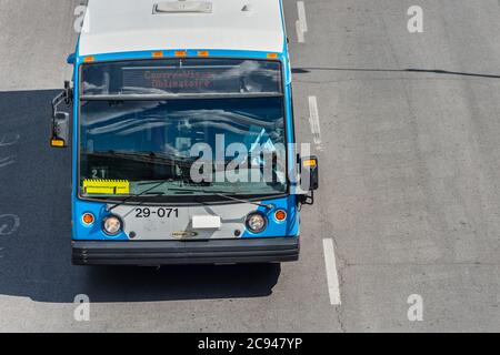 Montréal, Canada - 7 juillet 2019 : STM transport public par autobus sur l'Avenue du Parc. Banque D'Images