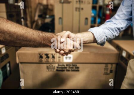 Deux hommes tremblent les mains Banque D'Images