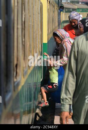 Lahore, Pakistan. 28 juillet 2020. Les Pakistanais partent pour leur ville natale et leurs villages pour célébrer Eid al-Adha avec leur amour et les membres de leur famille » à la gare, tandis que le gouvernement du Punjab a annoncé un verrouillage complet dans le cadre de l'épidémie de virus corona avant Eid-ul-Azha du 28 juillet au 5 août à Lahore. (Photo de Rana Sajid Hussain/Pacific Press) crédit: Pacific Press Media production Corp./Alay Live News Banque D'Images