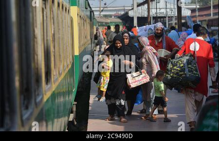 Lahore, Pakistan. 28 juillet 2020. Les Pakistanais partent pour leur ville natale et leurs villages pour célébrer Eid al-Adha avec leur amour et les membres de leur famille » à la gare, tandis que le gouvernement du Punjab a annoncé un verrouillage complet dans le cadre de l'épidémie de virus corona avant Eid-ul-Azha du 28 juillet au 5 août à Lahore. (Photo de Rana Sajid Hussain/Pacific Press) crédit: Pacific Press Media production Corp./Alay Live News Banque D'Images